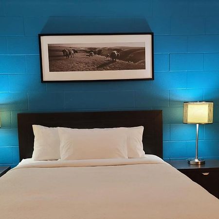 Roadking Inns Motel Calgary Bagian luar foto